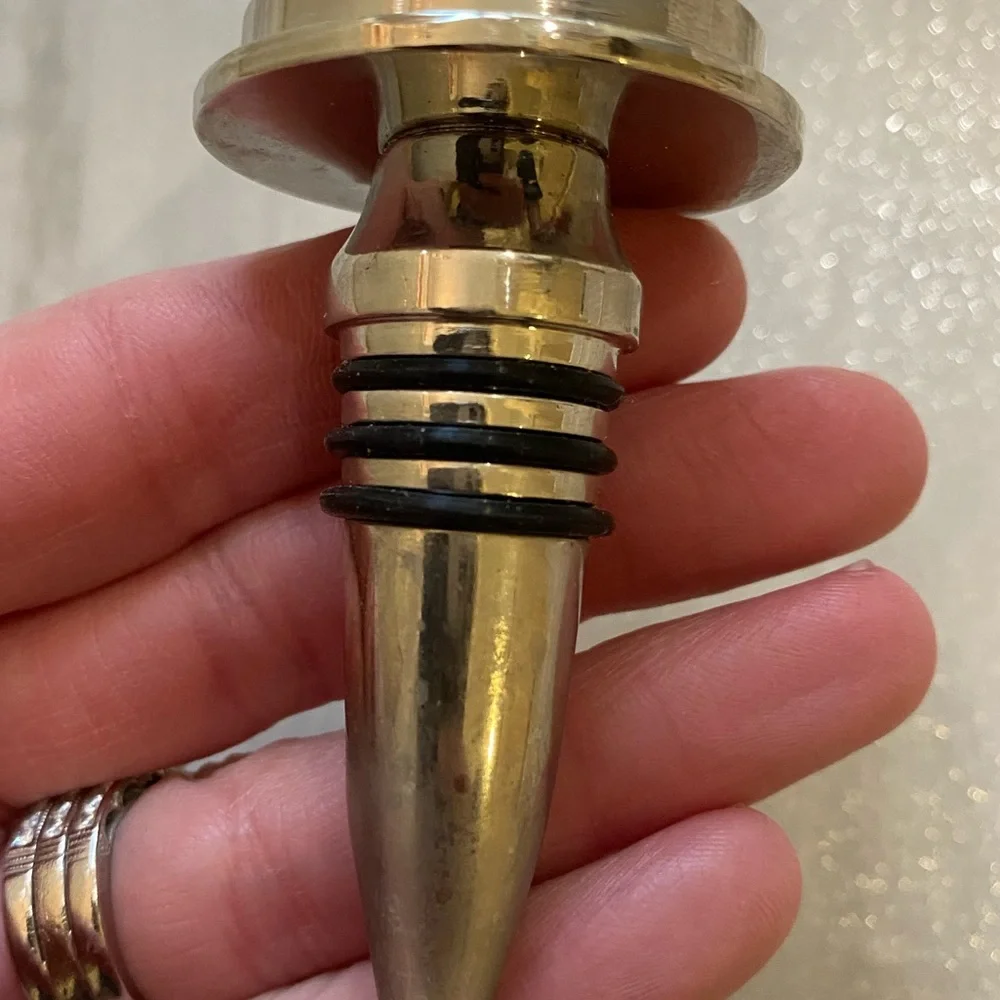 Script W Glass Cube Wine Bottle Stopper